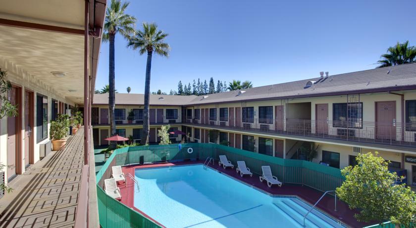 Отель Studio City Courtyard Hotel