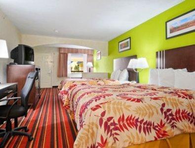 Отель Days Inn & Suites Winnie