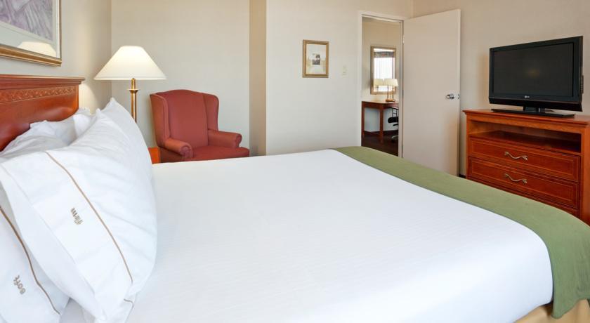 Отель Holiday Inn Express Hotel & Suites REGINA