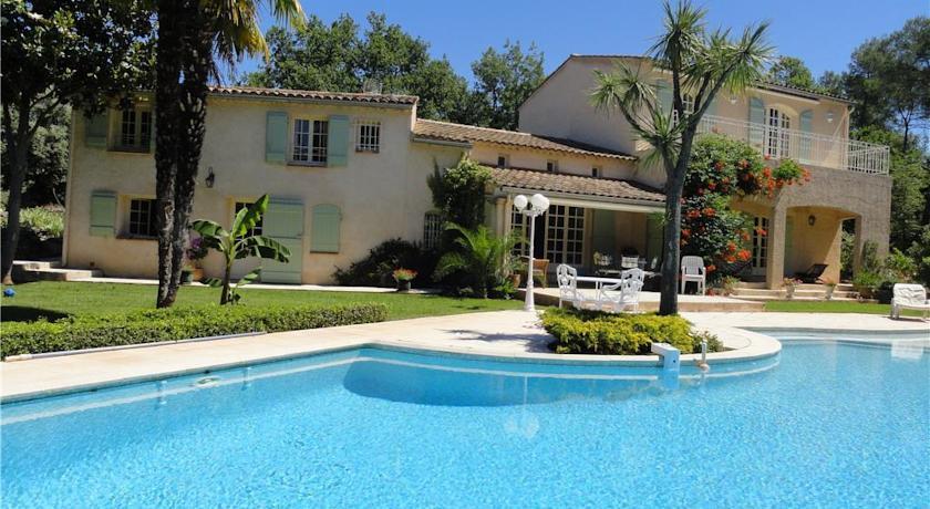 Апартаменты Holiday Home Le Bois Des Combes
