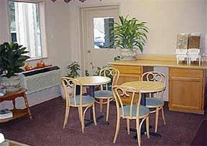 Отель Econo Lodge Newton Falls