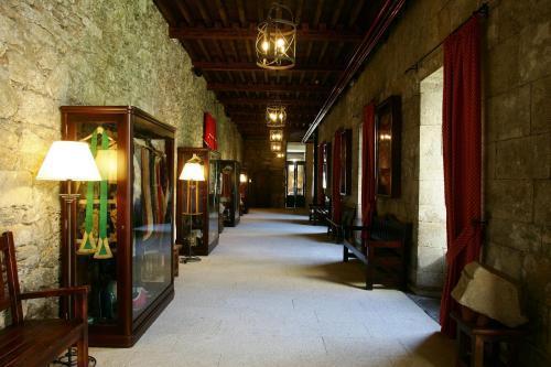 Отель Pousadas de Compostela Hotel Monumento Monasterio de Aciveiro