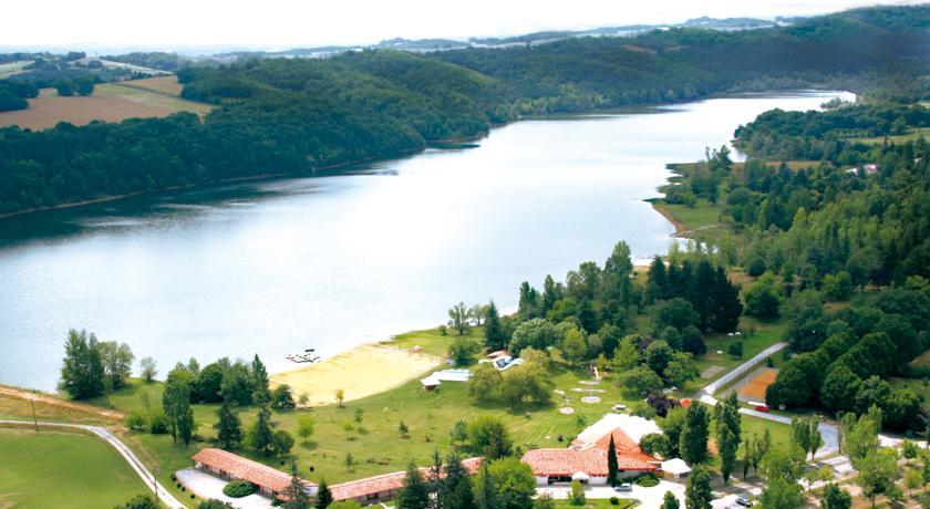 Отель Logis Hôtel les Vallons du Lac