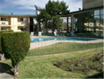 Отель Hometown Inns - North Hills