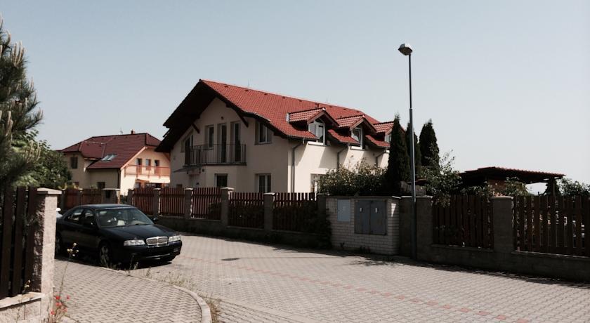 Апартаменты Four Bedroom Villa with Garden