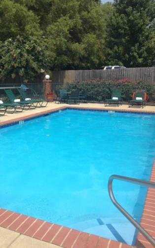 Отель Home-Towne Suites Auburn