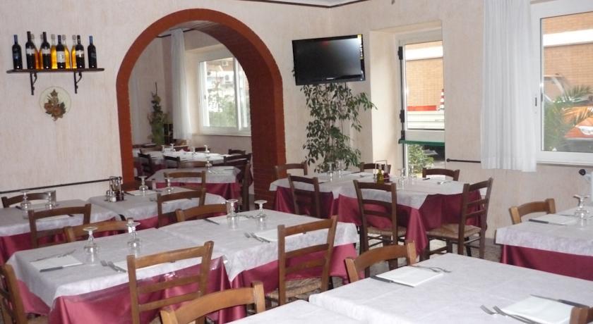 Отель Hotel 4 Ruote