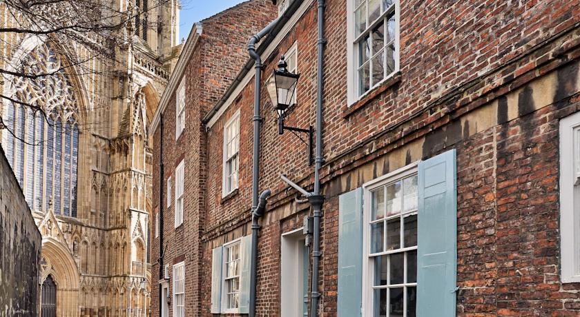 2 Precentors Court