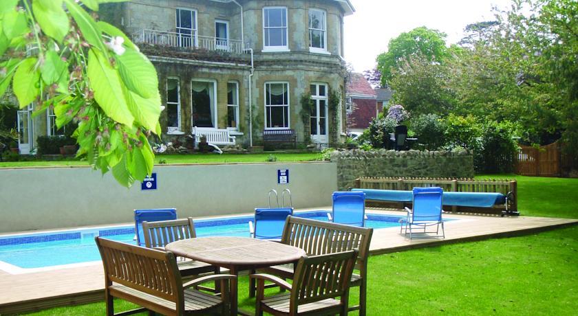 Апартаменты Luccombe Villa
