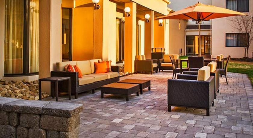 Отель Courtyard Hampton