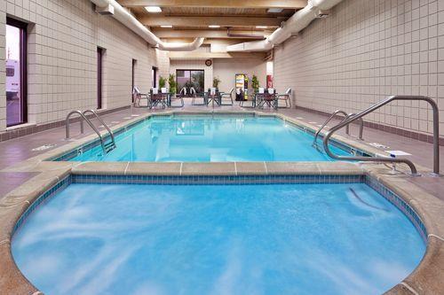 Отель Holiday Inn Hotel & Suites Farmington Hills-Novi