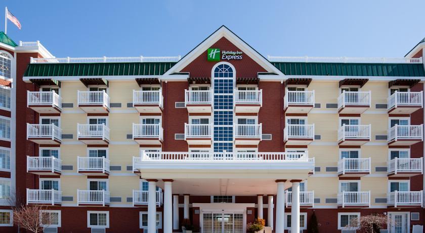 Отель Holiday Inn Express Hotel & Suites Petoskey