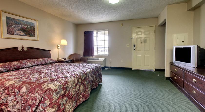Отель Lodge America of Raleigh