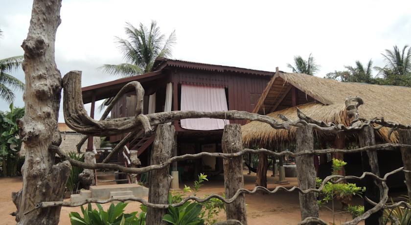 Отель Khoeun Sreymom and Khlot Sopheng Homestay