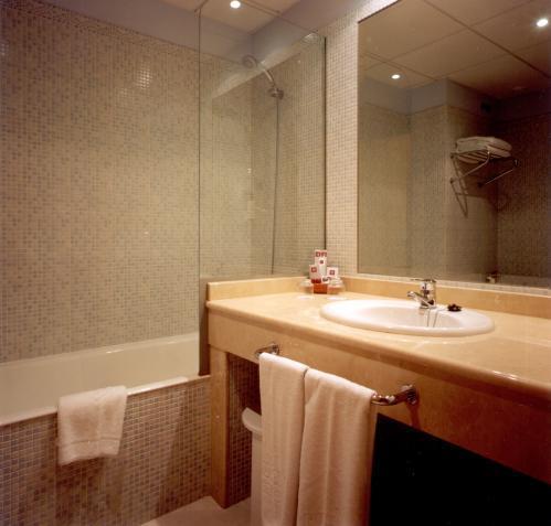 Отель Husa Hotel Center