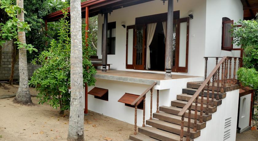 Отель The Waves Holiday Bungalows Tangalle