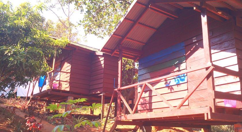 Отель Happy Elephant Bungalows