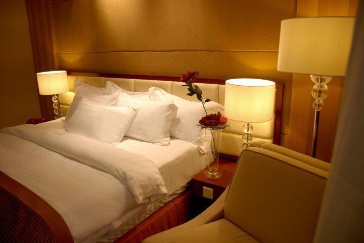 Отель The Avenue Plaza Hotel