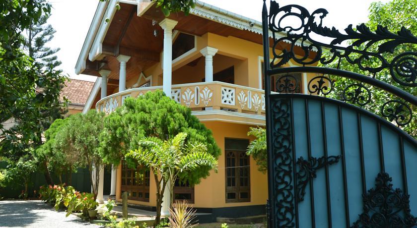 Отель Amandhi Holiday Home