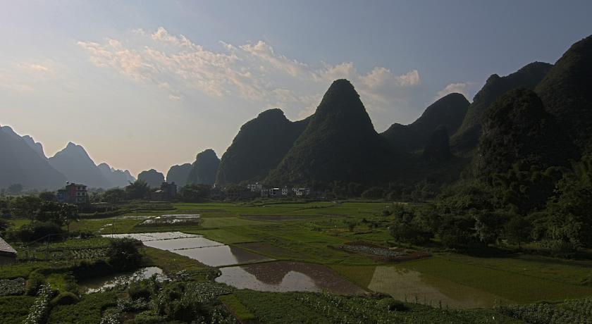 Отель Yangshuo Outside Inn