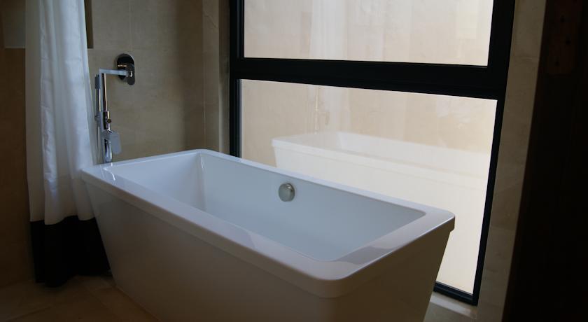 Aqueen Jalan Besar Hotel