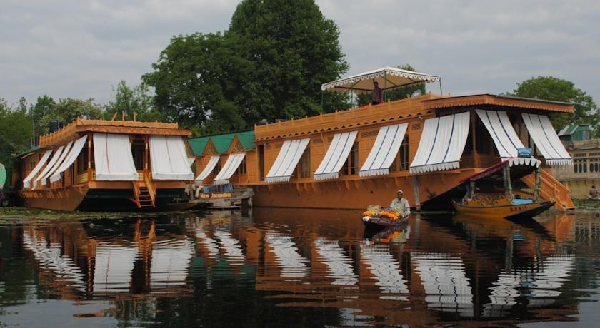 Отель New Jacquline Houseboats