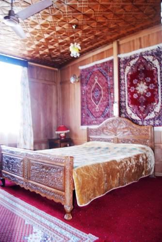 Отель Howrah Houseboat