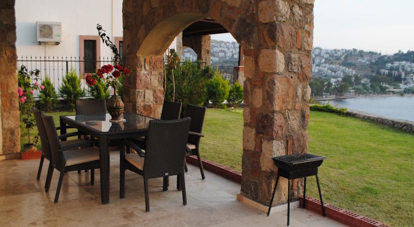 Вилла Swiss Suites Pool Villas