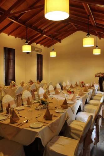 Отель Thompukandam Village Resort