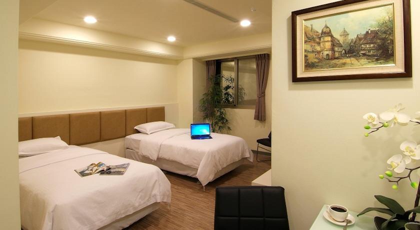Отель The Young Hotel