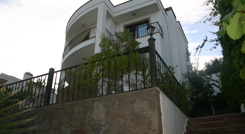 Апартаменты Garden Floor Apartment