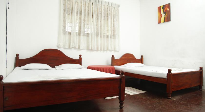 Отель Pinnawala Hotel La elephanat Corridor