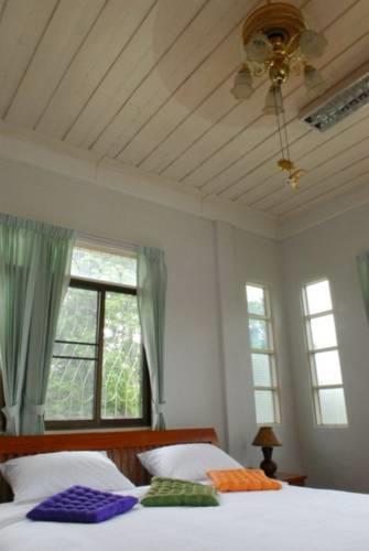 Baan Rub Aroon Guesthouse