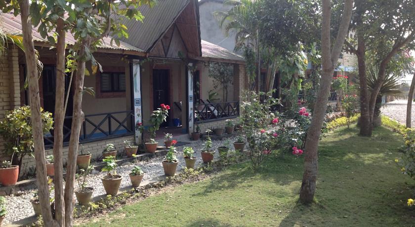 Отель Chitwan Tiger Camp