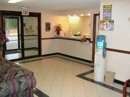 Отель Clairmont Inn & Suites Warren