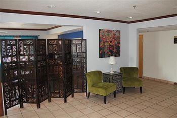 Отель Relax Inn Lake Of The Ozarks