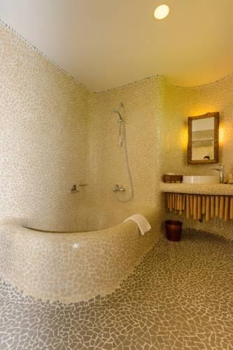 Отель Barahi Jungle Lodge