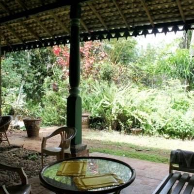 Вилла Whispering Villa near Goyambokka Beach