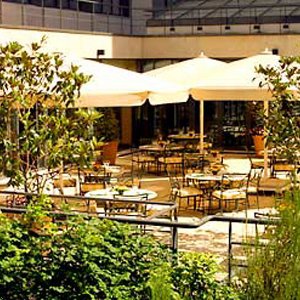 Отель Courtyard Paris Neuilly
