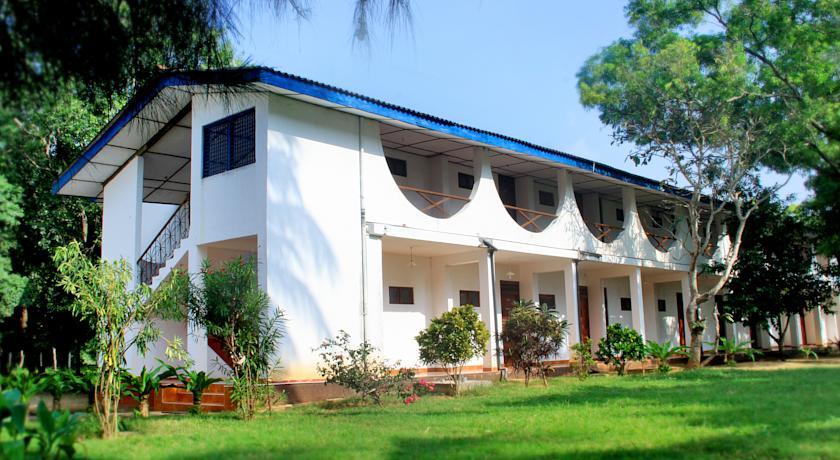 Отель Nilaveli Crystal Blue Hotel