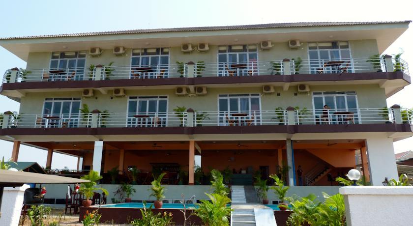 Отель River Dolphin Hotel