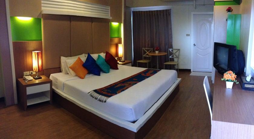 Отель Charoenchit House