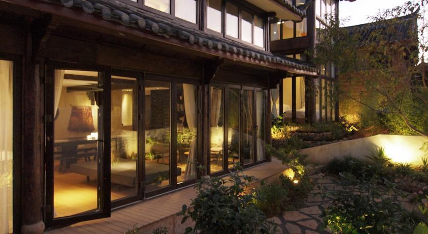 Отель The Bivou Lijiang