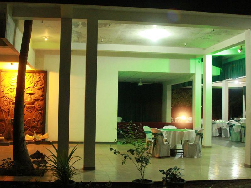 Отель Hotel WHITEROYAL