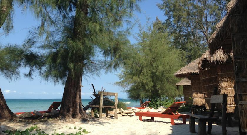 Banana Beach Bungalow & Restaurant