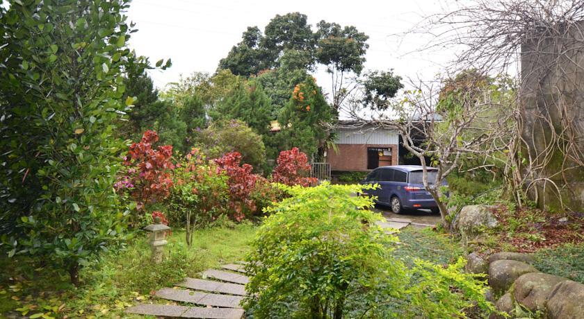 Отель Neiwan Old Street Hill View Homestay