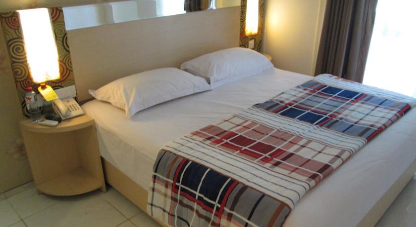 Отель Dewarna Hotel Sutoyo
