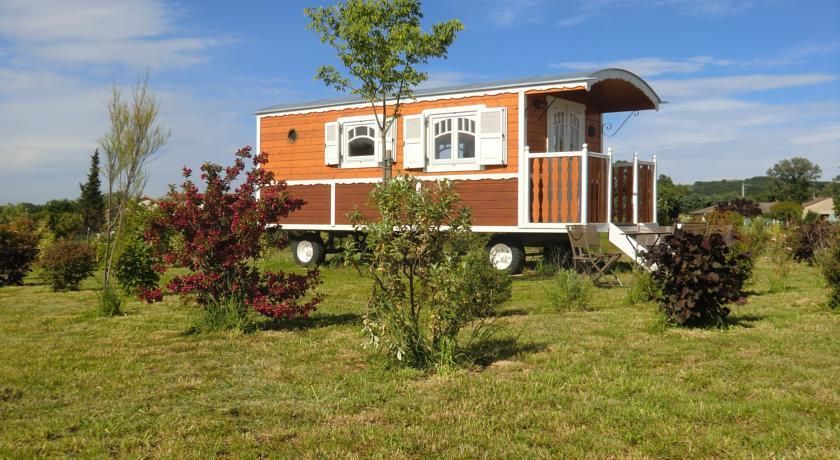 Отель Les Roulottes de la Ferme de l'Autruche Dromoise