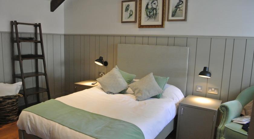 Отель The Crown Pub, Dining & Rooms