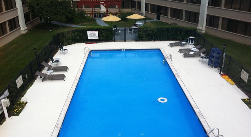 Отель Holiday Inn HAZLET